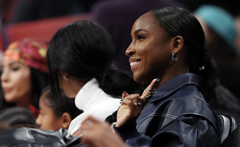 [VÍDEO] Gauff retorna aos Estados Unidos e recebe aplausos durante jogo de basquete