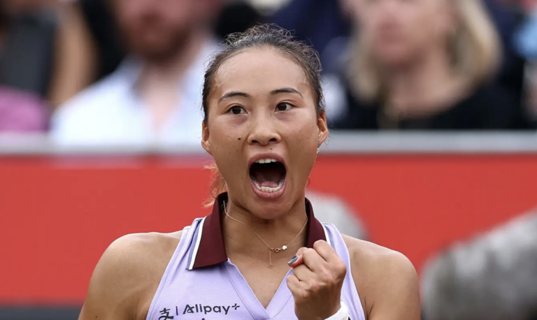 Zheng encerra o sonho de Raducanu no Queen’s Club e estreia em semifinal na grama