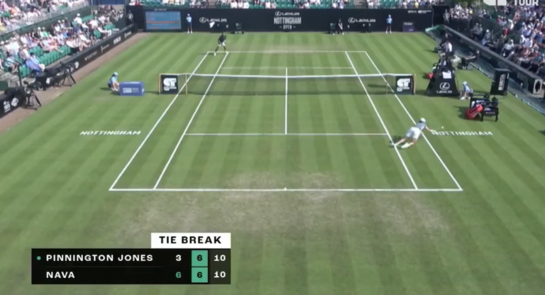 [VÍDEO] Jovem britânico faz um dos pontos do ano em Nottingham