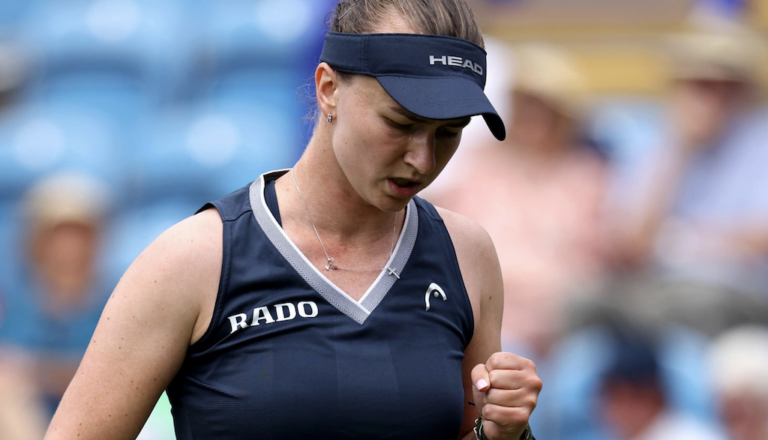 Krejcikova volta a salvar match points e continua a avançar em Eastbourne