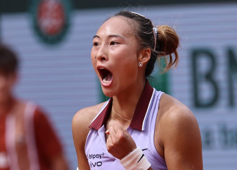 Zheng resiste a enorme batalha e estreia nas quartas em Roland Garros
