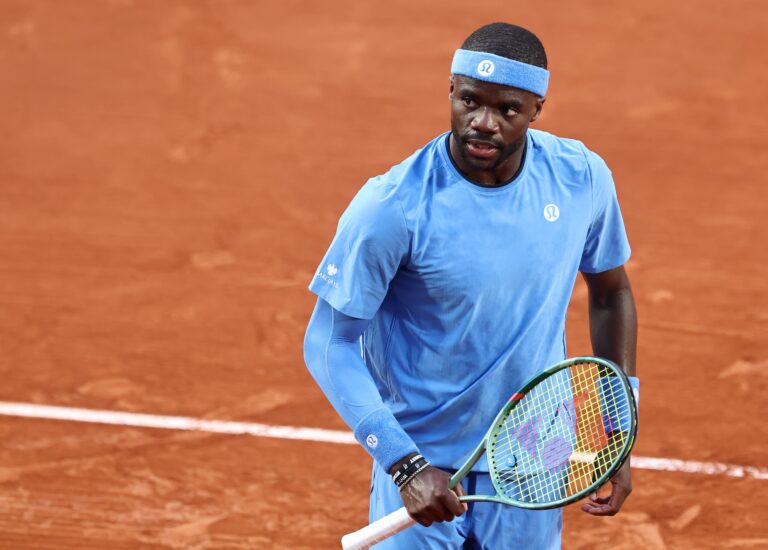 Tiafoe segue sem perder sets e encanta ao avançar às quartas de final em Roland Garros