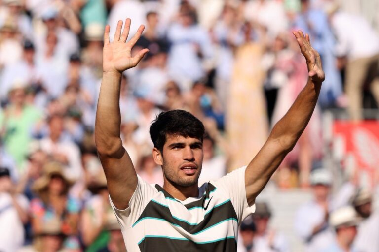 Alcaraz dispara 15 aces e 37 winners contra Bautista em Queen’s rumo à quinta final seguida