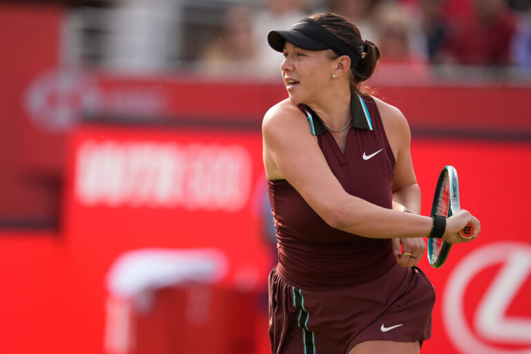 Anisimova bate Zheng em Queen’s e garante primeira final da carreira em grama