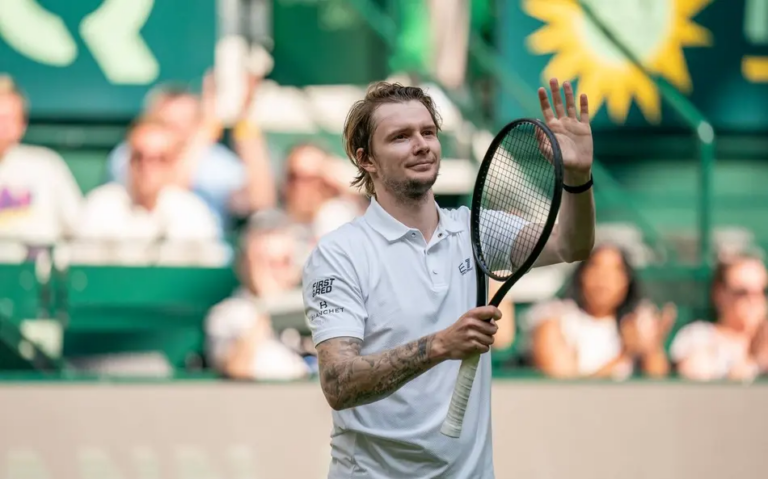 Bublik segue confiante e conquista Halle pela segunda vez