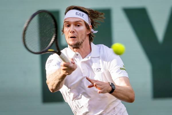 Bublik mantém fase inspirada e avança para a final em Halle pela segunda vez