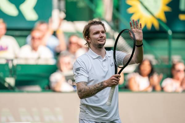 Bublik faz o que só Alcaraz conseguia desde agosto e bate Sinner em Halle