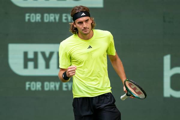 Tsitsipas toma susto, mas ganha em Halle na estreia com Ivanisevic