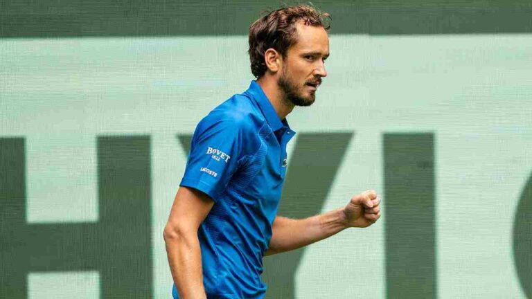 Medvedev alcança a 400ª vitória da carreira e avança para as quartas de final em Halle