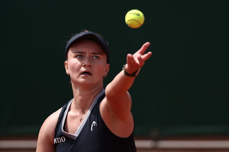 Krejcikova cai na estreia em Queen’s e liga alerta para Wimbledon