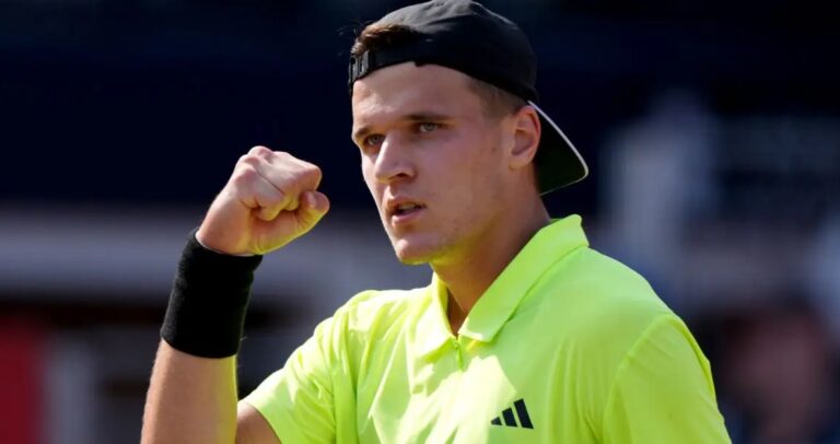 Mensik inicia temporada de grama com vitória em Queen’s; Monfils volta a perder