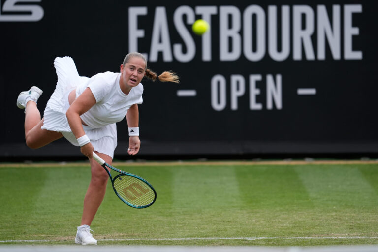Ostapenko teve dificuldades, mas iniciou a temporada de grama com vitória em Eastbourne