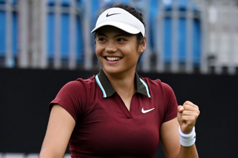 Raducanu vira de set e quebra abaixo na estreia em Eastbourne