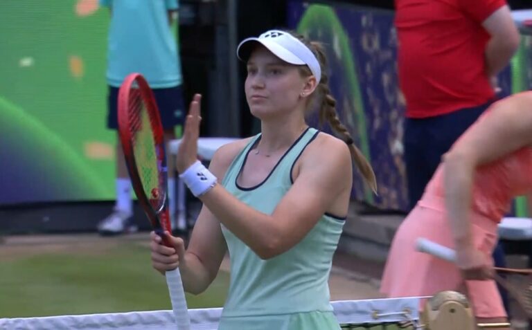 Rybakina volta a vencer e garante duelo com Sabalenka em Berlim