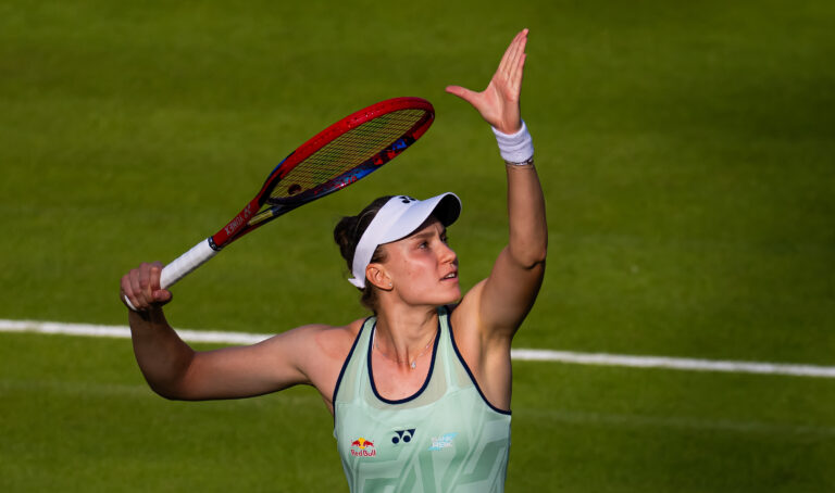 Rybakina triunfa em dia de aniversário, Shnaider também vence em Berlim