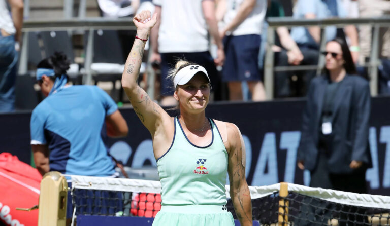 Está de volta! Vondrousova brilha em Berlim e conquista o primeiro título desde que venceu Wimbledon