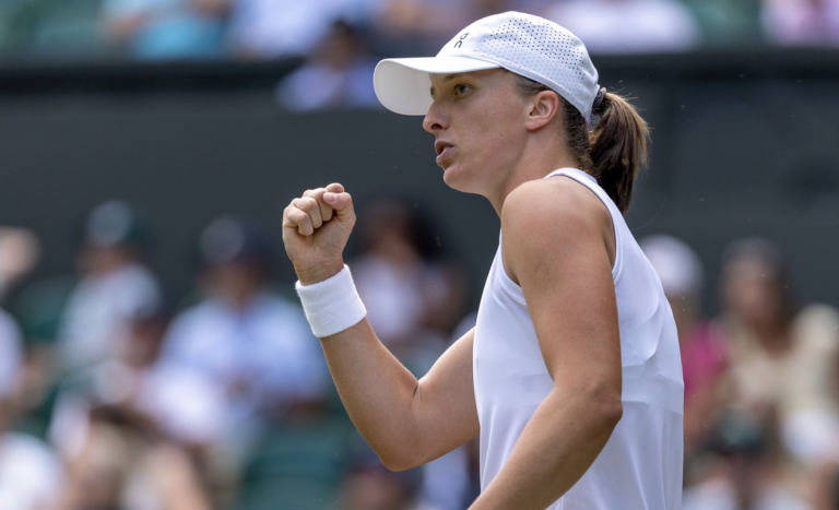 Swiatek atropela Bencic e estreia na final de Wimbledon