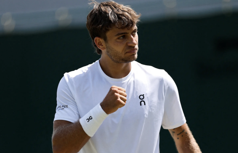 Cobolli domina Mensik em Wimbledon e está nas oitavas de um Grand Slam pela primeira vez