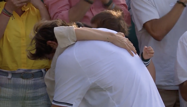 [VÍDEO] Jarry desaba em lágrimas ao abraçar a família após bater Fonseca em Wimbledon