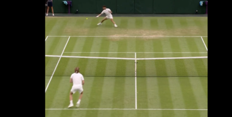 [VÍDEO] Alcaraz conquista ponto incrível diante de Rublev em Wimbledon