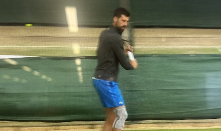 Djokovic aparece com o joelho enfaixado no dia de folga em Wimbledon