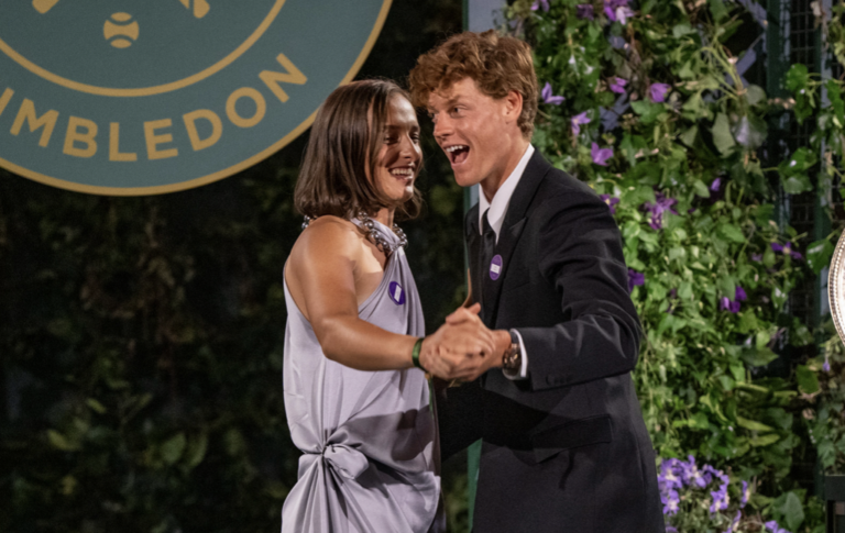 Swiatek e Sinner brilham no jantar dos campeões em Wimbledon