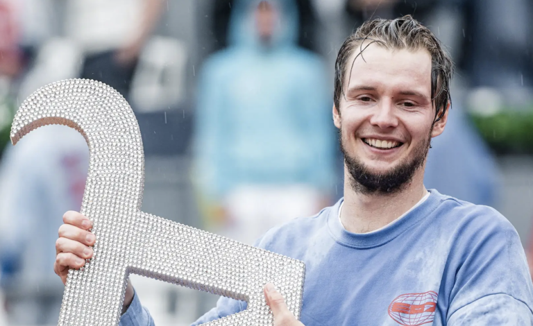 Bublik é campeão em Kitzbuhel e faz o que só Alcaraz havia conseguido em 2025