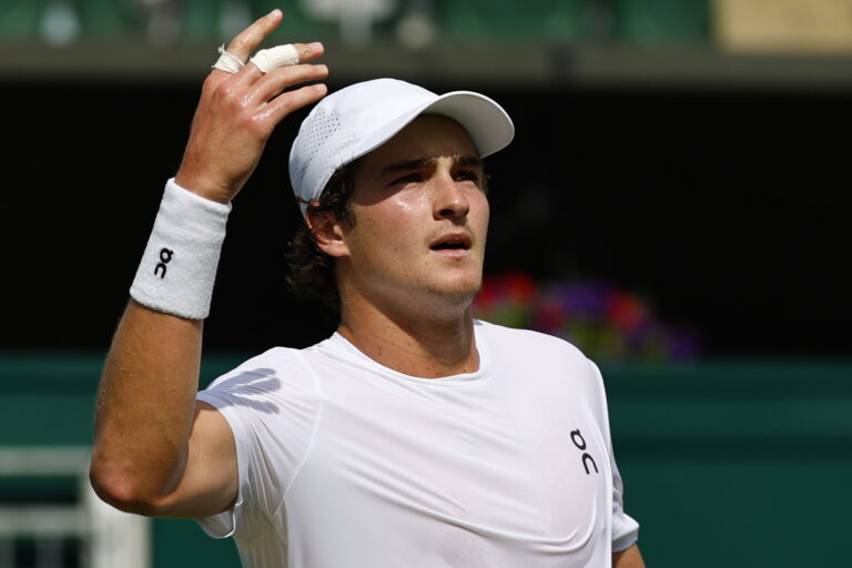 Campeão em Basel, João Fonseca garante entrar em seleta lista de tenistas brasileiros