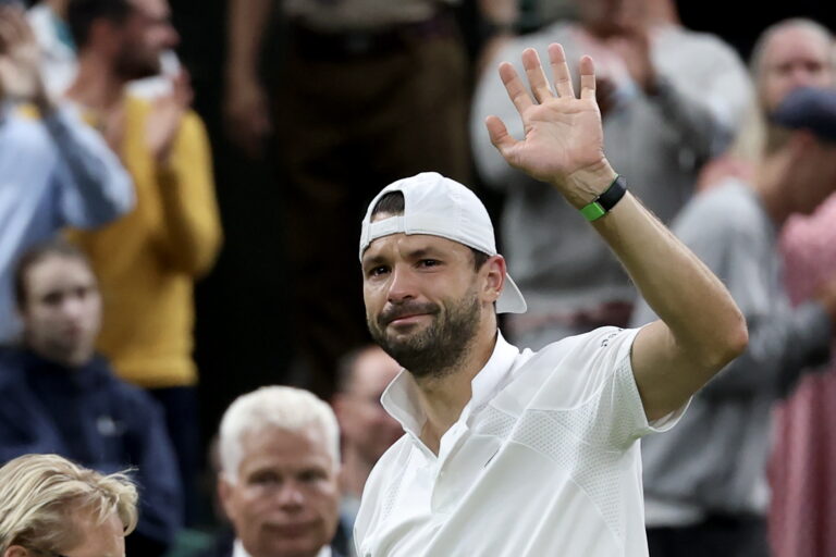 [VÍDEO] O momento em que Dimitrov voltou à quadra em lágrimas para desistir de Wimbledon