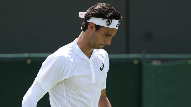 Musetti faz atuação irreconhecível e cai na estreia de Wimbledon
