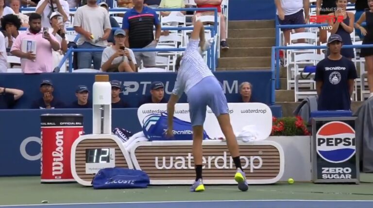 Destruiu raquete, arremessou para o público e descarregou a frustração nas garrafas: o final caótico de Medvedev