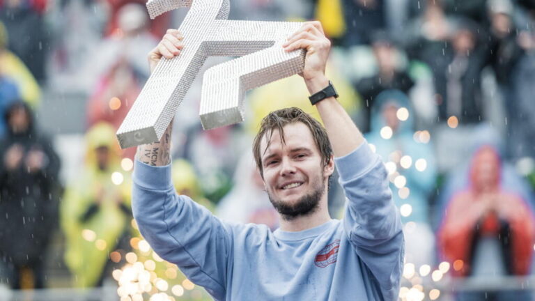 Bublik incrédulo com títulos seguidos no saibro: “Não posso acreditar nisso”