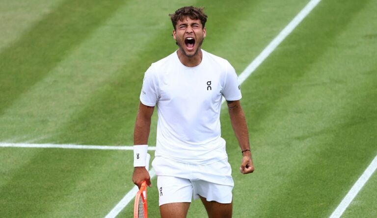 Cobolli segue conto de fadas e estreia nas quartas de Slam em Wimbledon