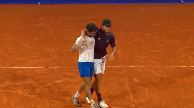 [VÍDEO] Darderi se lesionou na comemoração em Umag e precisou da ajuda do adversário para andar