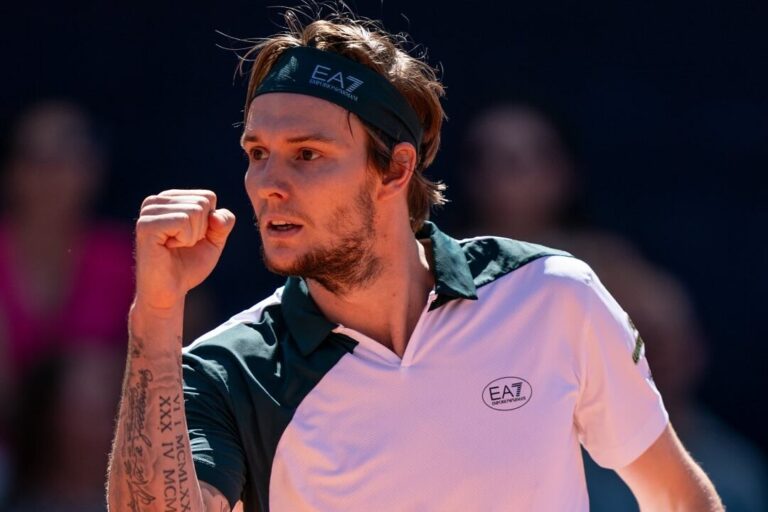 Bublik segue em grande fase e garante primeira final da carreira no saibro