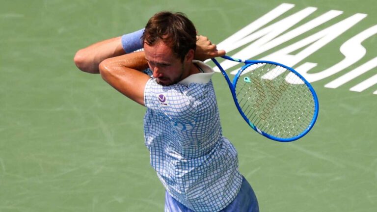 Medvedev melhora e já está nas quartas em Washington