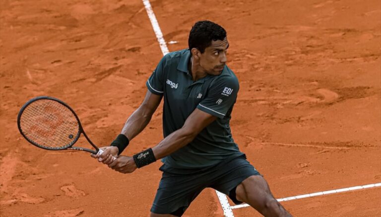 Thiago Monteiro sai na frente, mas leva virada e é eliminado em Bastad