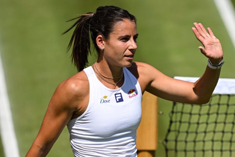 Navarro elimina atual campeã Krejcikova, que vai despencar no ranking após Wimbledon
