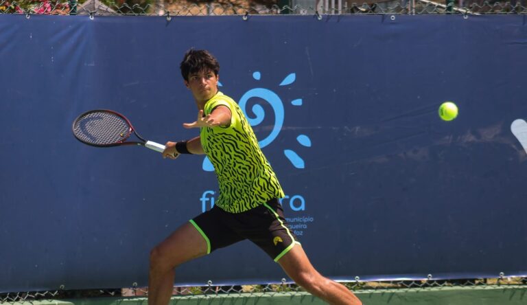 Tiago Pereira vai à sua sexta final de 2025 e Gastão Elias desiste