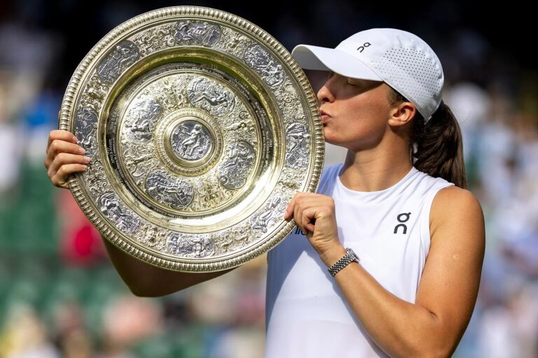 Iga Swiatek revê temporada de 2025 e garante que vitória em Wimbledon “mudou tudo”