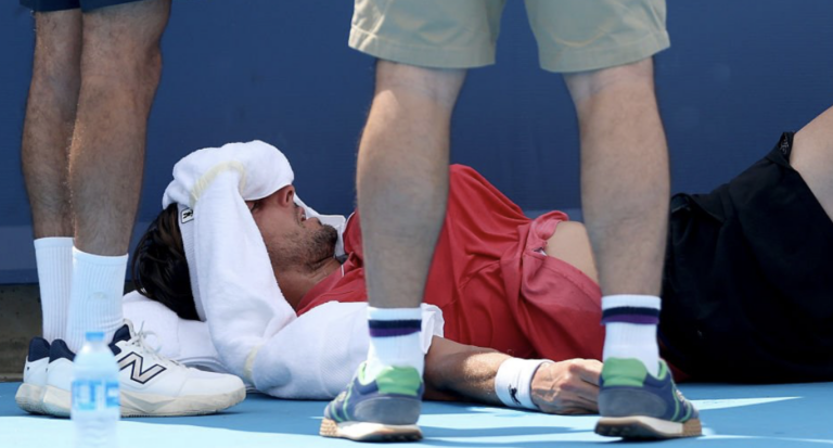 [VÍDEO] Rinderknech desmaia durante o jogo e acaba desistindo em Cincinnati