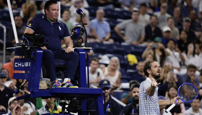 [VÍDEO] Caos total! Medvedev e público se revoltam com decisão do árbitro e mudam o rumo do jogo no US Open