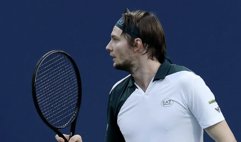 Incrível: Bublik alcança 22ª vitória nos últimos 25 jogos e continua a avançar no US Open