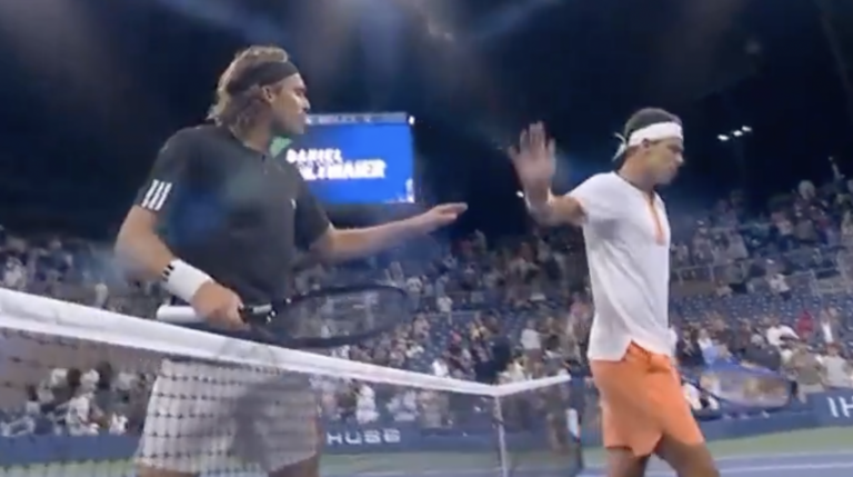 [VÍDEO] Tsitsipas se descontrola junto à rede após perder para Altmaier