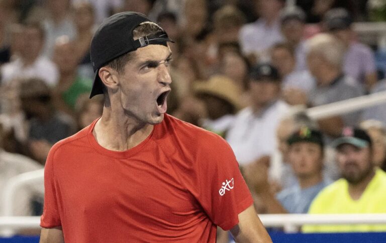 SURREAL! Atmane bate Rune e faz história rumo às semifinais em Cincinnati