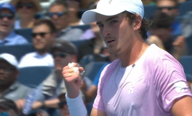 João Fonseca vence de virada na estreia em Cincinnati