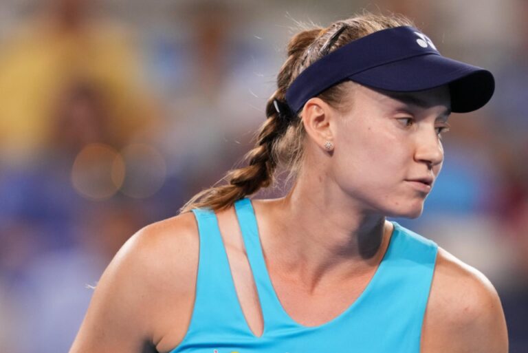 Rybakina despacha Paolini rumo à final em Ningbo e luta pelas Finals fica ainda mais épica