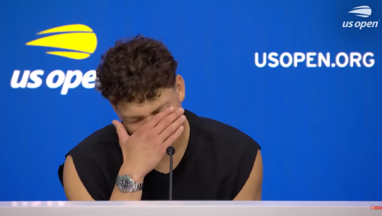 [VÍDEO] A imperdível reação de Shelton quando é questionado em coletiva de imprensa pela… namorada