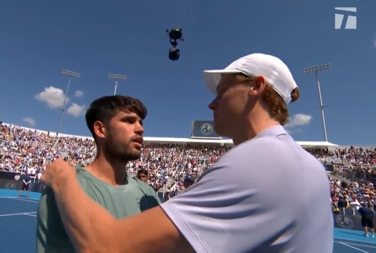 [VÍDEO] O momento em que Sinner (quase em lágrimas) desiste da final de Cincinnati