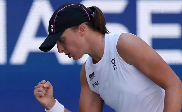 Swiatek chega à 50ª vitória do ano com estreia arrasadora no US Open